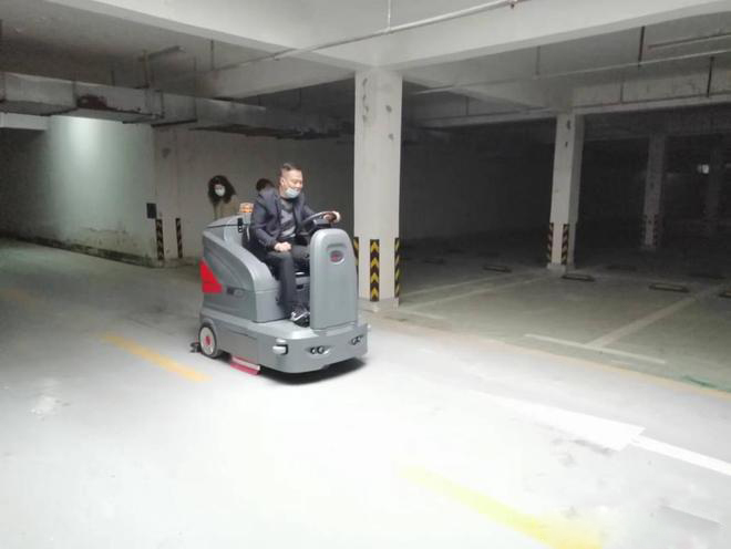 保定小区物业保洁不用人力改用驾驶式洗地机了
